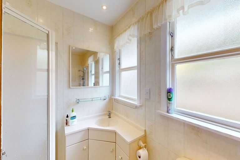 Photo of property in 41 Kenmore Street, Newlands, Wellington, 6037