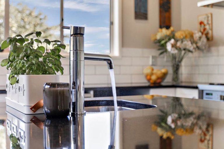 Photo of property in 873 Waitakere Road, Kumeu, 0891