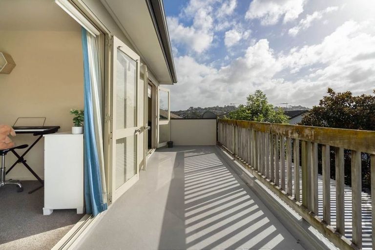 Photo of property in 2/51 Fields Parade, Oteha, Auckland, 0632
