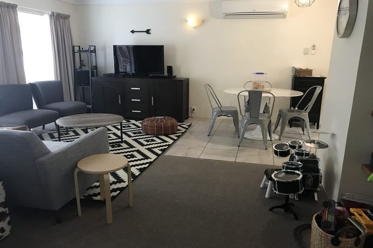 Photo of property in 2/15 Dunraven Place, Torbay, Auckland, 0630