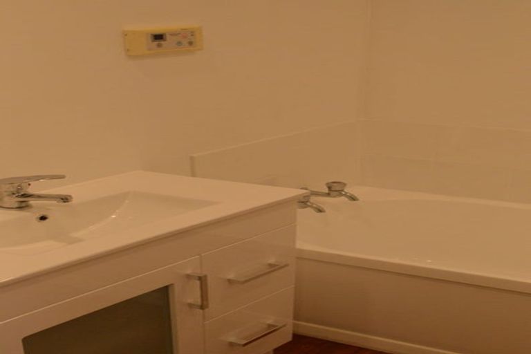 Photo of property in 5 Poto Road, Normandale, Lower Hutt, 5010