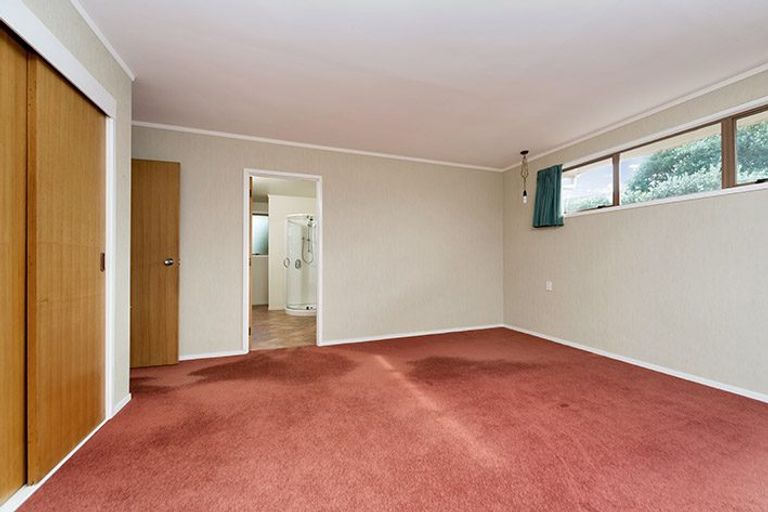 Photo of property in 16 Babich Road, Henderson Valley, Auckland, 0614