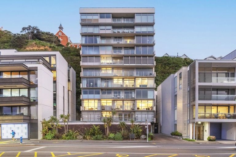 Photo of property in Dorchester Apartments, 144 Oriental Parade, Oriental Bay, Wellington, 6011