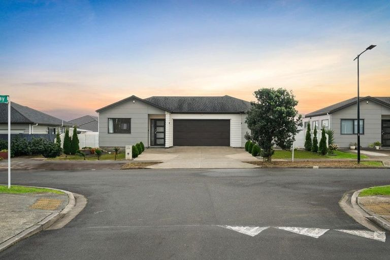Photo of property in 10 Twin Parks Rise, Papakura, 2110