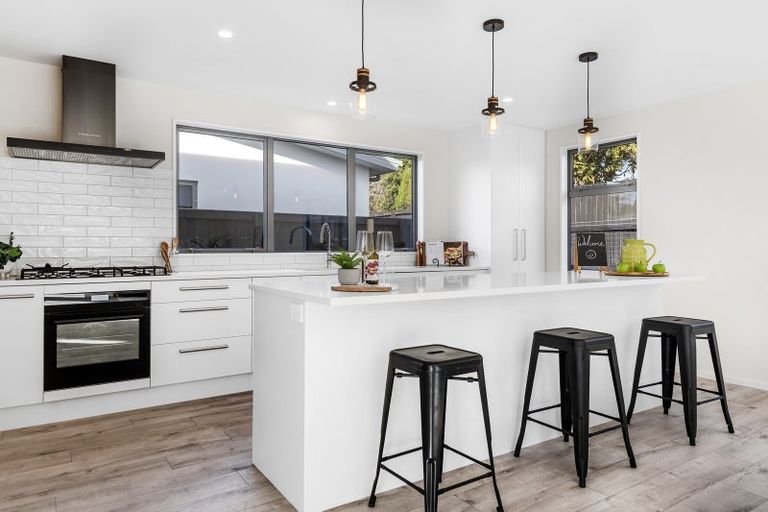 Photo of property in 98 Willowview Drive, Redwood, Christchurch, 8051