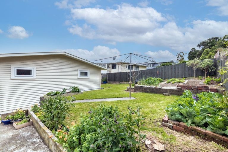 Photo of property in 13 Turville Crescent, Newlands, Wellington, 6037