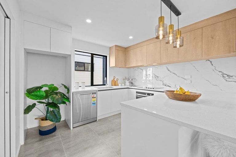 Photo of property in 5/6 Robertson Road, Ranui, Auckland, 0612