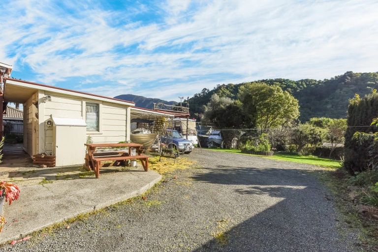 Photo of property in 83 Waikawa Road, Picton, 7220