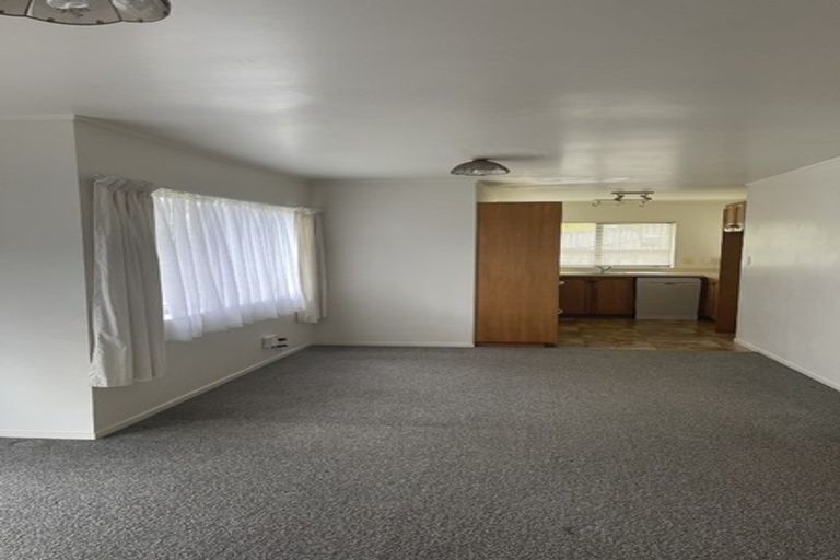 Photo of property in 1/9 Bass Street, West Harbour, Auckland, 0618