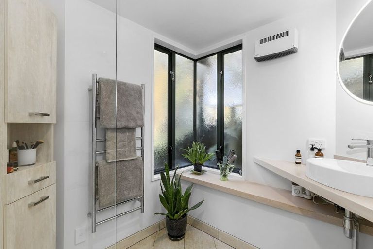 Photo of property in 12-12a Maungaraki Road, Korokoro, Lower Hutt, 5012