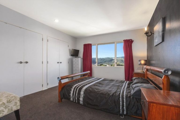 Photo of property in 8a Cullen Place, Tawa, Wellington, 5028