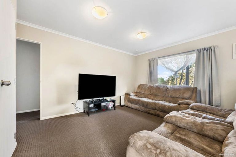 Photo of property in 1 Rixon Place, Te Atatu Peninsula, Auckland, 0610