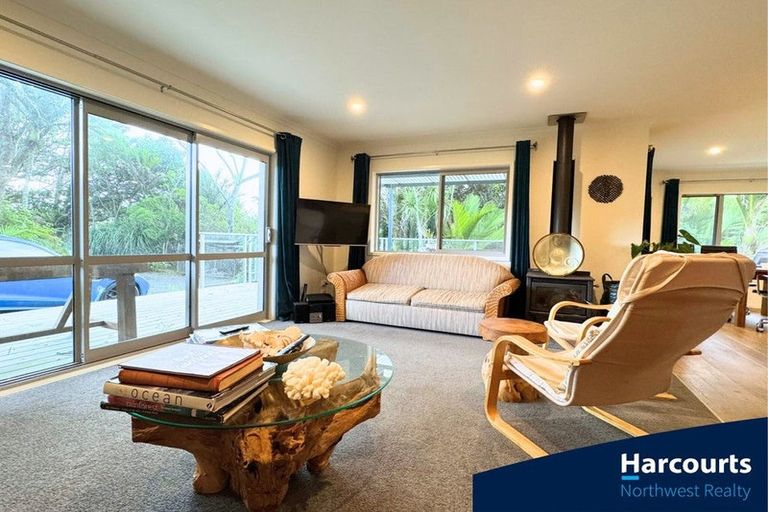 Photo of property in 296 Motutara Road, Muriwai, Waimauku, 0881