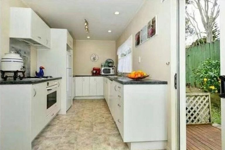 Photo of property in 10 Granville Drive, Massey, Auckland, 0614