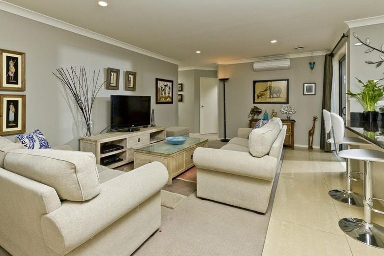 Photo of property in 16 Baulcomb Parade, Windsor Park, Auckland, 0632