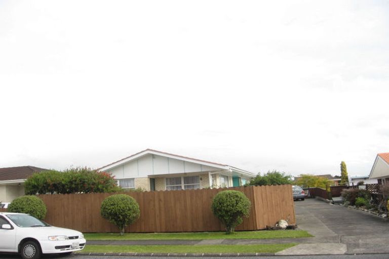 Photo of property in 12 Tupaki Place, Pakuranga Heights, Auckland, 2010
