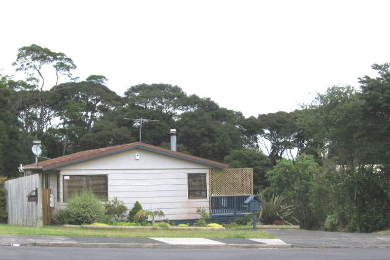 Photo of property in 16 Thistledew Place, Bayview, Auckland, 0629