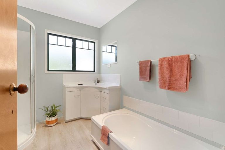 Photo of property in 6 Pararewa Drive, Whalers Gate, New Plymouth, 4310