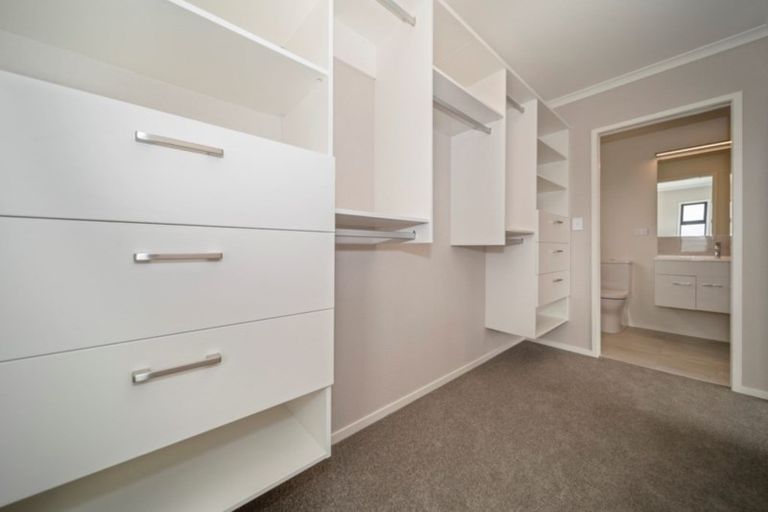 Photo of property in 5 Oakmont Crescent, Waiwhakaiho, New Plymouth, 4312