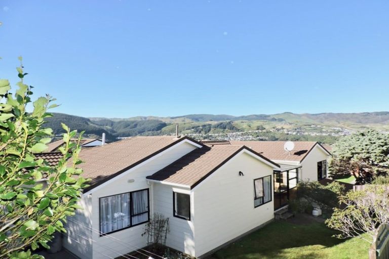 Photo of property in 4 Ordley Grove, Tawa, Wellington, 5028