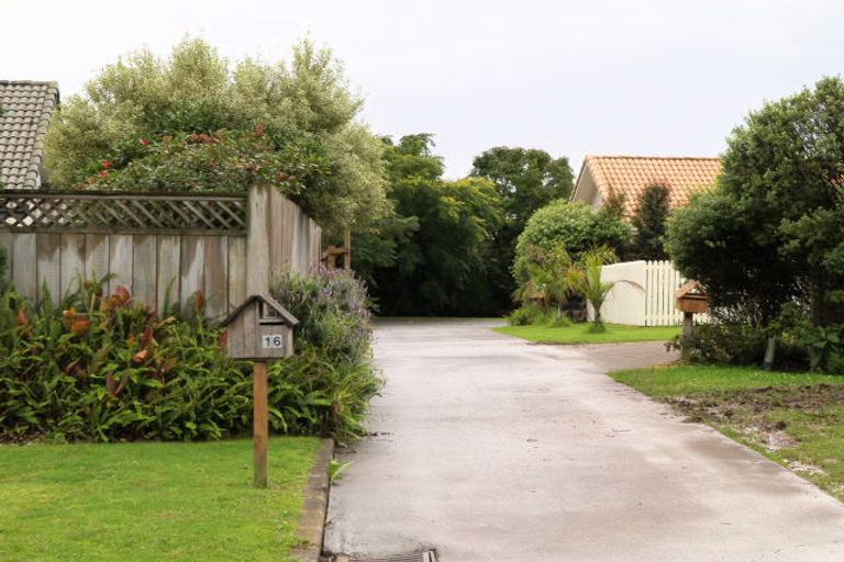 Photo of property in 20 Tolben Place, Golflands, Auckland, 2013
