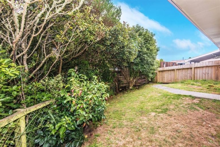Photo of property in 19b Colchester Crescent, Newlands, Wellington, 6037