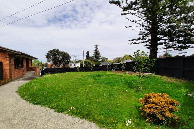 Photo of property in 37 Parkhill Road, Mellons Bay, Auckland, 2014