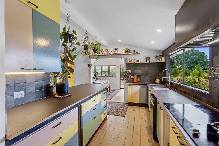 Photo of property in 577 Waikawa Beach Road, Waikawa Beach, Levin, 5573