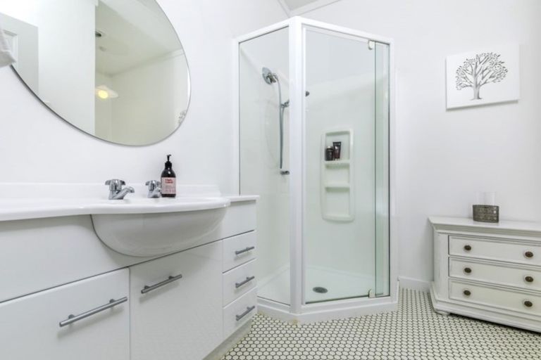 Photo of property in 23 Eversleigh Road, Belmont, Auckland, 0622