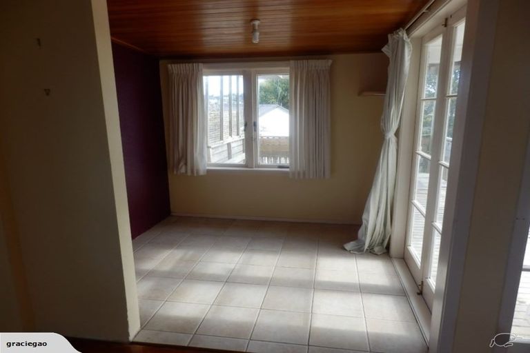 Photo of property in 1/884 East Coast Road, Northcross, Auckland, 0630