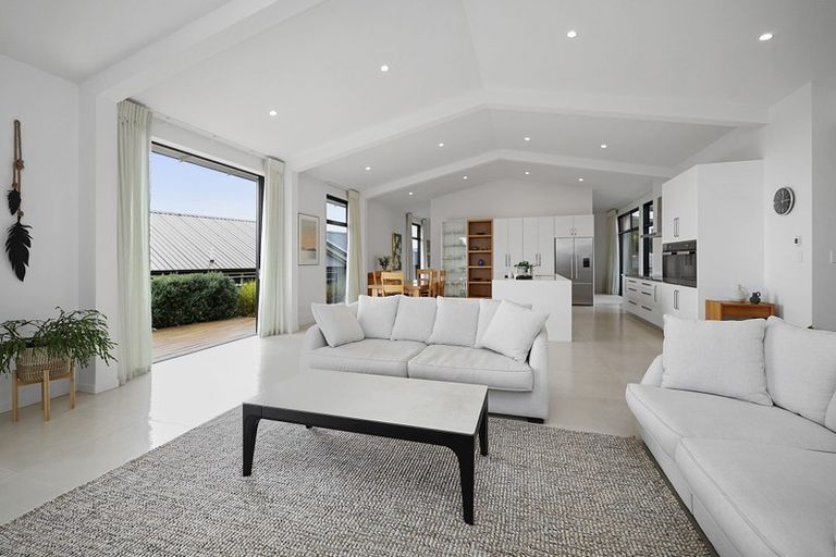 Photo of property in 17 Manurau Crescent, Merrilands, New Plymouth, 4312