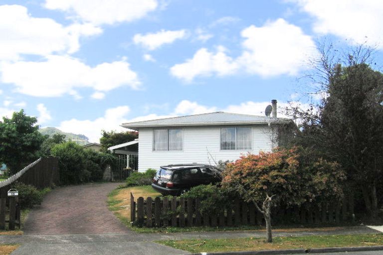 Photo of property in 18 Omaha Grove, Totara Park, Upper Hutt, 5018