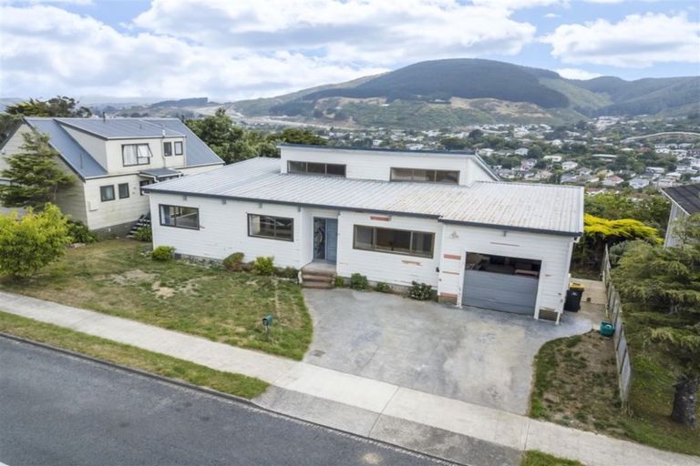 Photo of property in 81 Fyvie Avenue, Tawa, Wellington, 5028