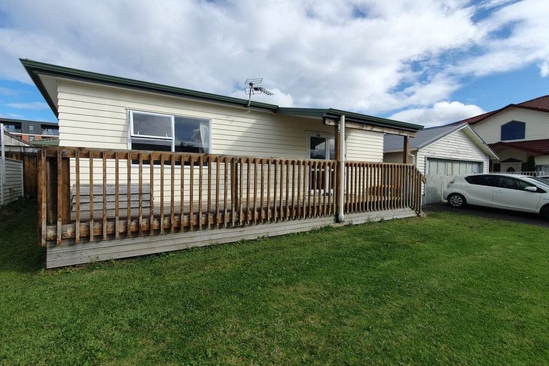 Photo of property in 2 Wattle Street, New Lynn, Auckland, 0600