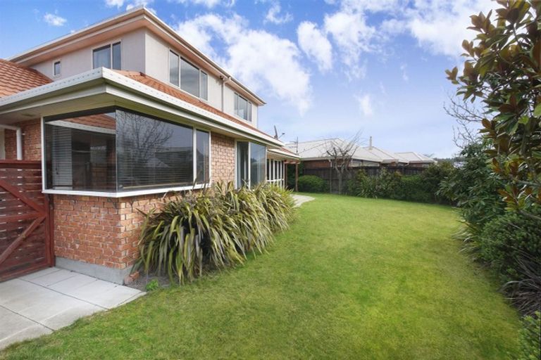 Photo of property in 10 Elmtree Close, Parklands, Christchurch, 8083