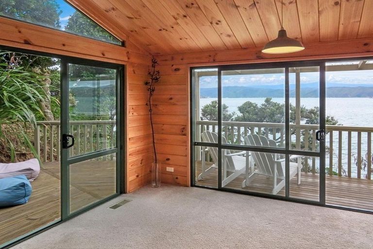 Photo of property in 409 Karaka Bay Road, Karaka Bays, Wellington, 6022