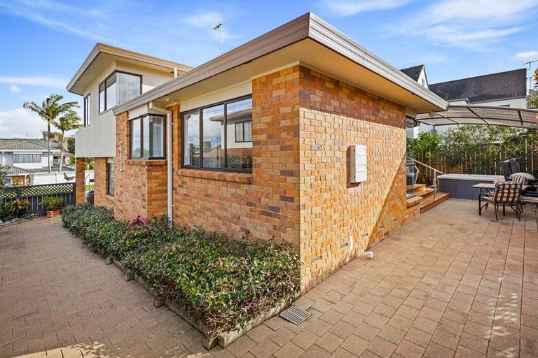 Photo of property in 2/1 Bluefin Way, West Harbour, Auckland, 0618