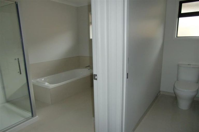 Photo of property in 28 Queens Road, Glen Avon, New Plymouth, 4312