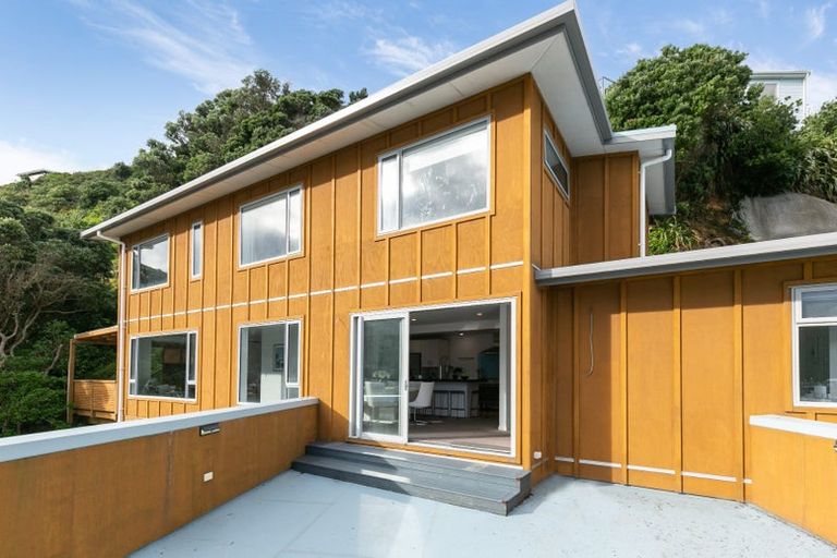 Photo of property in 8 Owhiro Bay Parade, Island Bay, Wellington, 6023