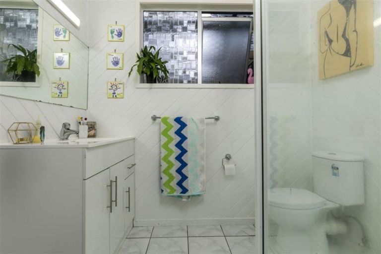 Photo of property in 16 Napuka Road, Henderson Valley, Auckland, 0612