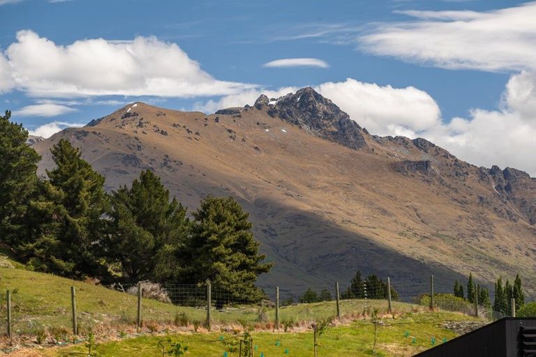 Photo of property in 1 Elk Place, Kelvin Heights, Queenstown, 9300