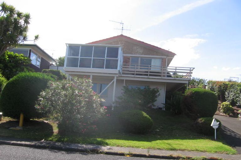 Photo of property in 22 Woodcote Drive, Glenfield, Auckland, 0629