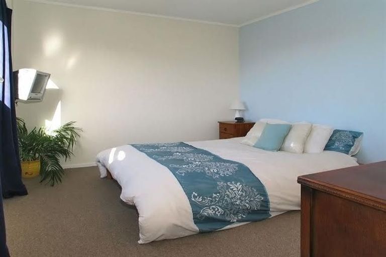 Photo of property in 21a Cotswold Crescent, Newlands, Wellington, 6037