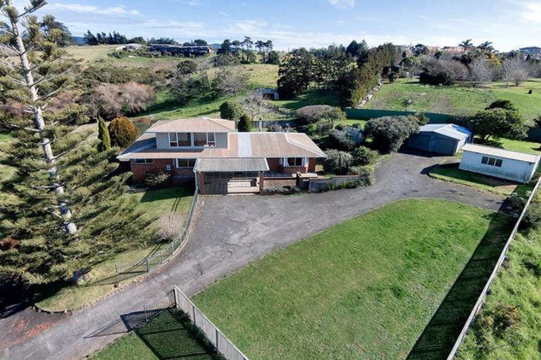 Photo of property in 16 Babich Road, Henderson Valley, Auckland, 0614