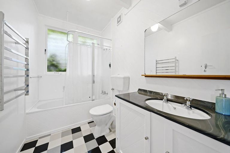 Photo of property in 34 Nikau Street, Eastbourne, Lower Hutt, 5013