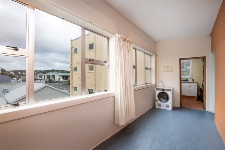 Photo of property in Devonport Apartments, 4/127 Saint Aubyn Street, New Plymouth, 4310