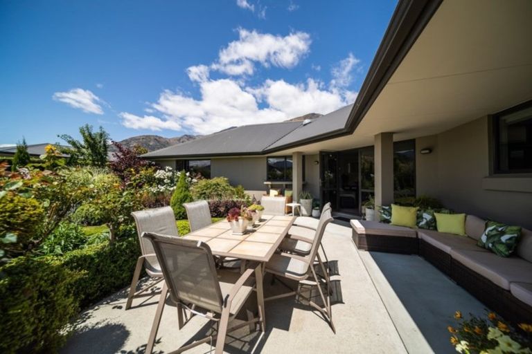 Photo of property in 1 Manorburn Place, Lake Hayes, Queenstown, 9304