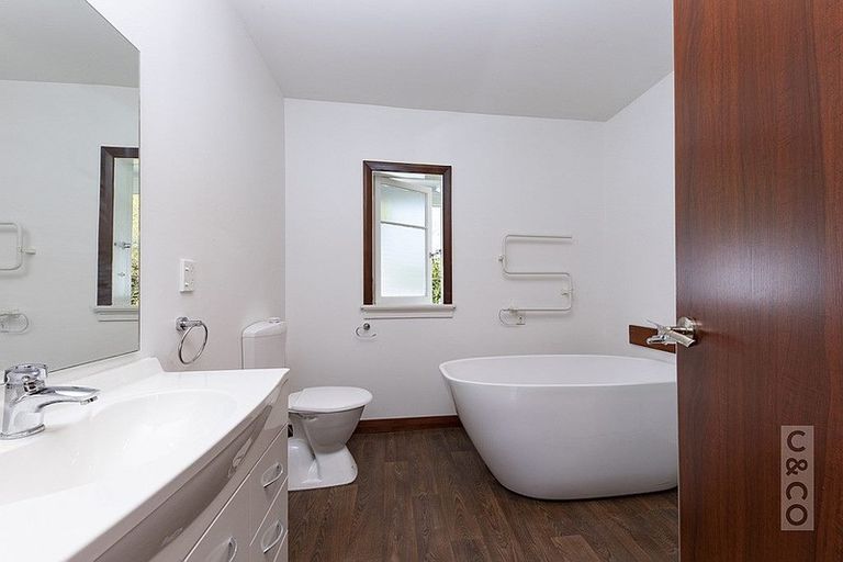 Photo of property in 231 Waitakere Road, Taupaki, Henderson, 0782