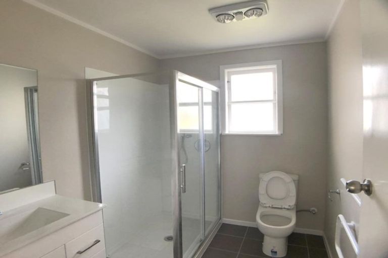 Photo of property in 8 Binsted Road, New Lynn, Auckland, 0600