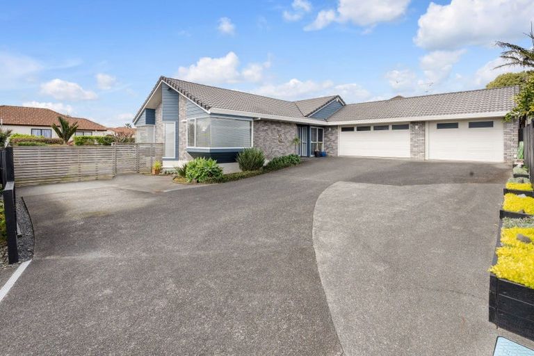 Photo of property in 18 Simmental Crescent, Somerville, Auckland, 2014